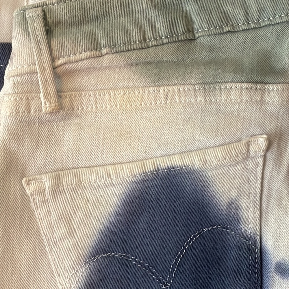 Levi's patterned. - Picture 5 of 5